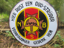 Belgium remembrance enamel plaque. Belgisch emaille bordje van de NSB Nationale Strijders Bond Hier rust een Oud-strijder.