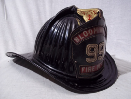 US Fire Department helmet, metal- Senator pattern, nearly mint condition. Amerikaanse metalen brandweerhelm SENATOR model, in een absoluut goede bijna MINT staat.