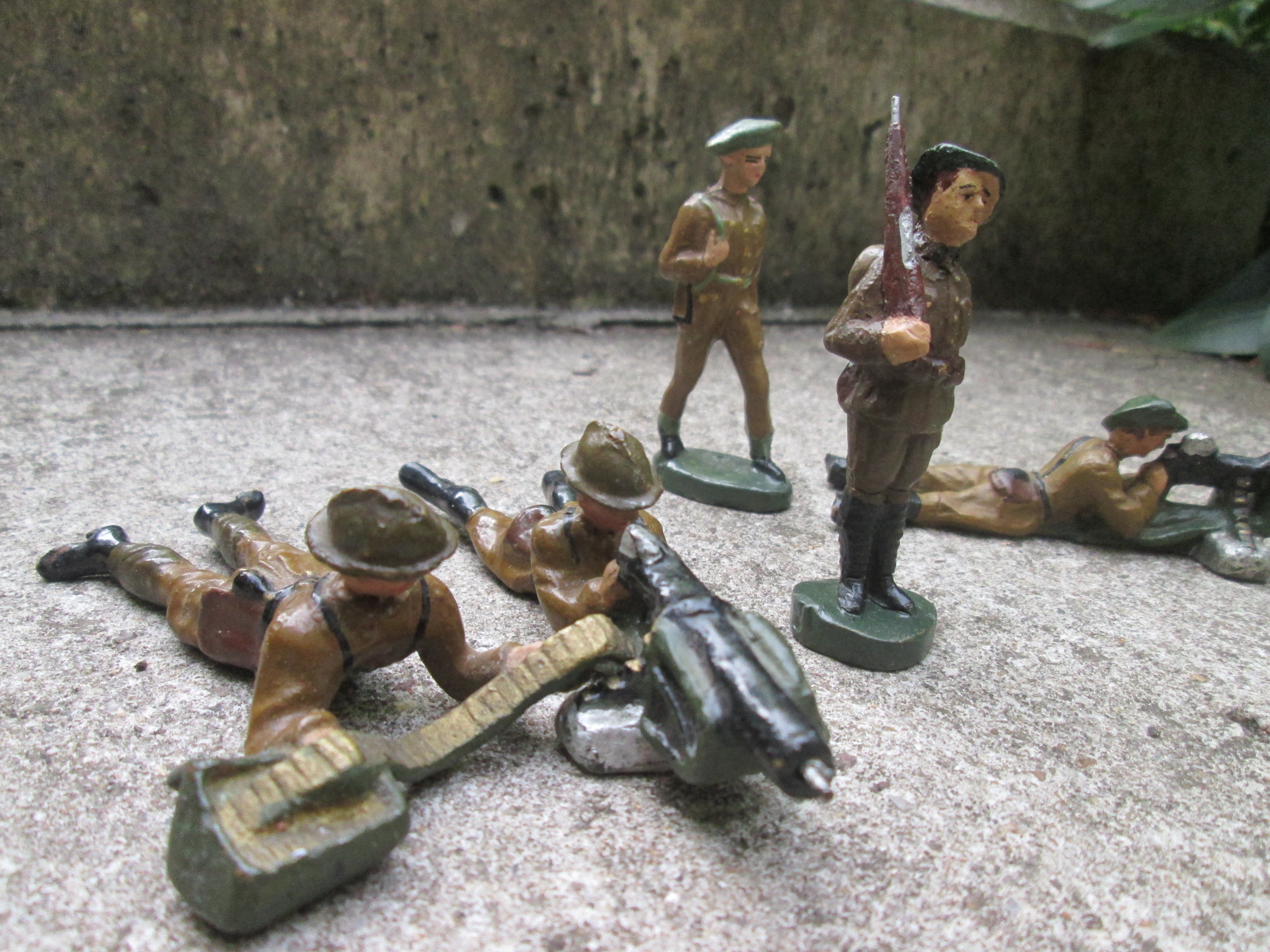 Set of 5 Belgium made toy soldiers Belgium army. 5 stuks Belgische soldaten FB,MB,NB. 3 Ardense jagers met groene typische baret en 1 compleet mitrailleur groep met helm, zeer goede staat.
