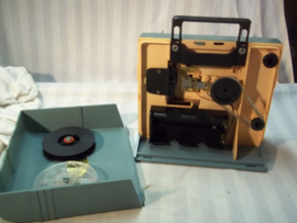 Speelgoed film projector voor het afspelen van films. werkt op batterijen geheel compleet in originele doos KIDDY CINEMA 8mm. film projector, made in Hong-Kong.