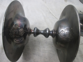 RAF pair of silver plated serving/ bonbon trays made by Gladwin Ltd. Sheffield, with RAF monogram with kings crown, as used in officers mess. verzilverde schaaltjes met RAF embleem WO2.