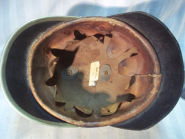 German firehelmet 1910- 1930, complete with 2 cocards. Duitse leren brandweerhelm, compleet met de 2 cocarden, binnenwerk, embleem, stormriem en zelfs de makerplaatjes.