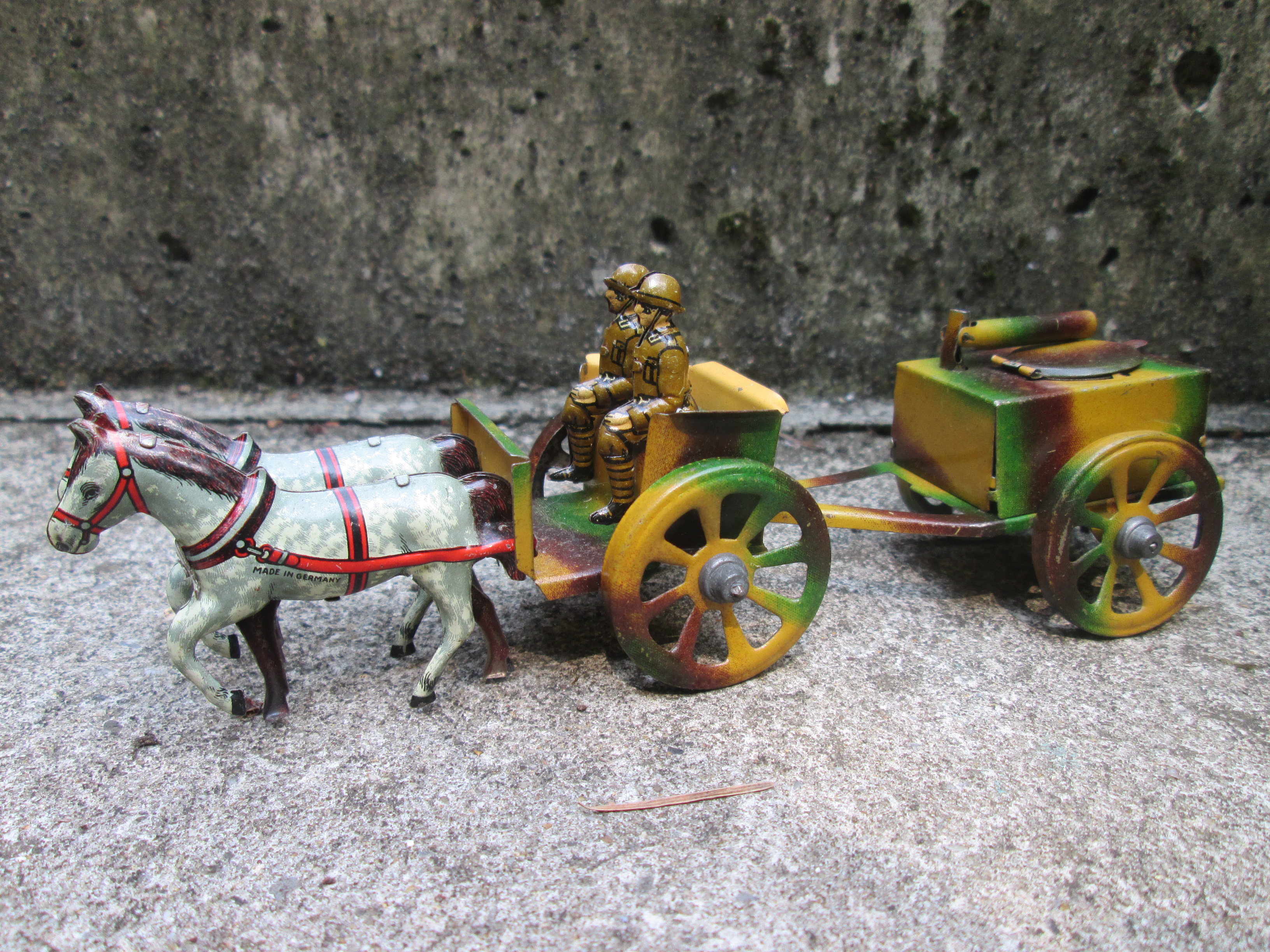 Tin toy Belgium soldiers. Blikken speelgoed Belgische soldaten met paard en wagen, keukenwagen vooroorlogs, Made in Germany klein model.