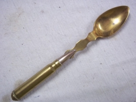 Trench- Art spoon. City badge of REIMS on the bullit, with French army button on the back. Loopgravenkunst lepel met embleem van REIMS en op de achterkant Franse legerknoop.