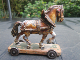 Antiek trekpaard op wieltjes. rond 1920/1930