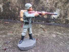 BELLUM German shooting soldier with shooting system. Duitse soldaat met schiet mechaniek.