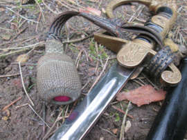 German Wehrmacht sword, F.W. HÖLLER in Solingen. Duits wehrmacht sabel, compleet met troddel, sabeldrager en riem mooi gemarkeerd. leeuwenkop met rode steen, en Wehrmacht adelaar. troddel met roze stof van binnen.