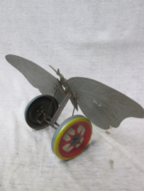 Tin toy butterfly. Blikken speelgoed vlinder, welke de vleugels beweegt als hij beweegt.