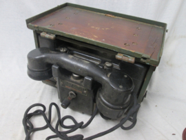 British field telephone complete, in wooden box. Engelse bakelieten veldtelefoon, compleet in houten kist.
