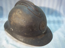 French helmet with 2nd pattern helmet badge of the infantry. Franse helm model 1926 met 2e model infanterie embleem, perfect binnenwerk, goede eerlijke helm.