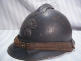 French helmet 1915 with infantry badge, and leather officers chinstrap. Franse helm M-15 met 1e model infanterie embleem en leren kinband  officiers model. mooie horizon blauwe kleur, Casque Adrianne.