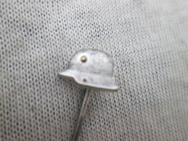 Pin with a german helmet first world war. Draagspeld met Duitse helm WO1, zilverkleurig. bijzonder