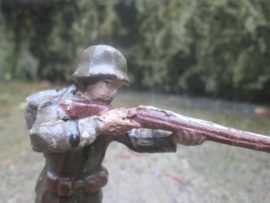 ELASTOLIN 10 cm. German soldier shooting. Duitse soldaat schietend goede staat antiek speelgoed.