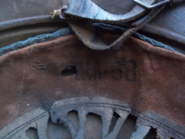 French helmet Model 1915 with colonial badge. Franse helm m-1915, koloniaal embleem. helm mooi gemarkeert, binnenwerk is zo gemaakt door de eigenaar gaf meer verkoeling. ZEER zeldzame helm. nooit aan gerommeld.