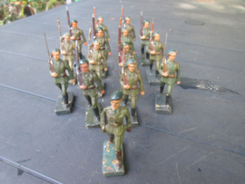 DURSO 15 Belgium soldiers, Chausseur Ardenne. 15 marcherende Ardense Jagers met officier nette staat.