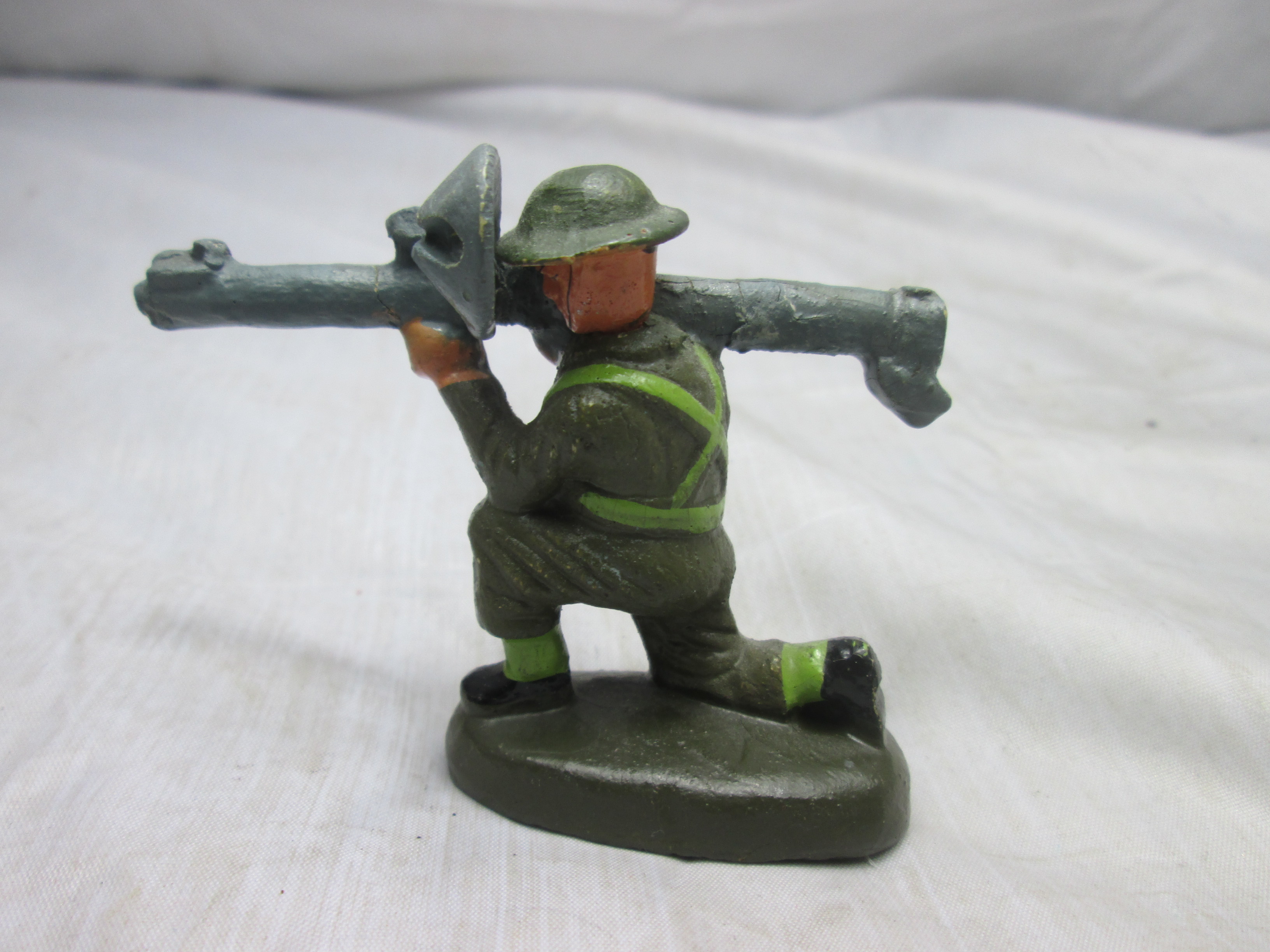 DURSO jaren 50 Belgische soldaat met Engelse helm en bazooka