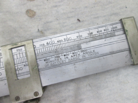 British Army Artillery , slide rule MK IV, made by Dring&Fage, London, dated 1917, in original leather pouch, both marked with Broad Arrow. Engelse artillerie meetlat 1917 compleet.
