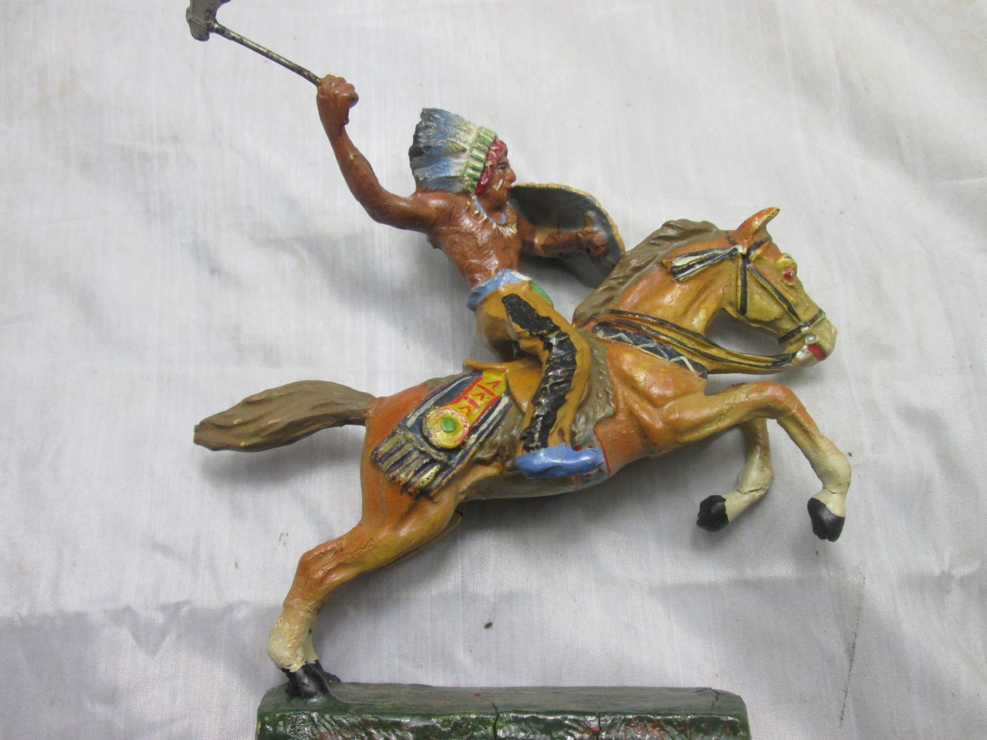 ELASTOLIN Indian on his horde. Indiaan te paard zeer nette staat.