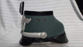 German police shako officer. Duitse politie schako officier. Schutzpolizei, met officiers binnenwerk, cocarde schubbenketting en helmembleem TOP staat. met etiket van eigenaar.groen doekovertrek.