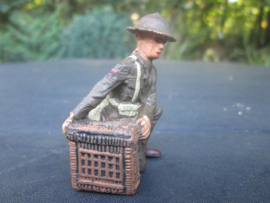 ELASTOLIN British soldier signal corps with pigeons. Engelse soldaat met duiven kooi. leuke staat.