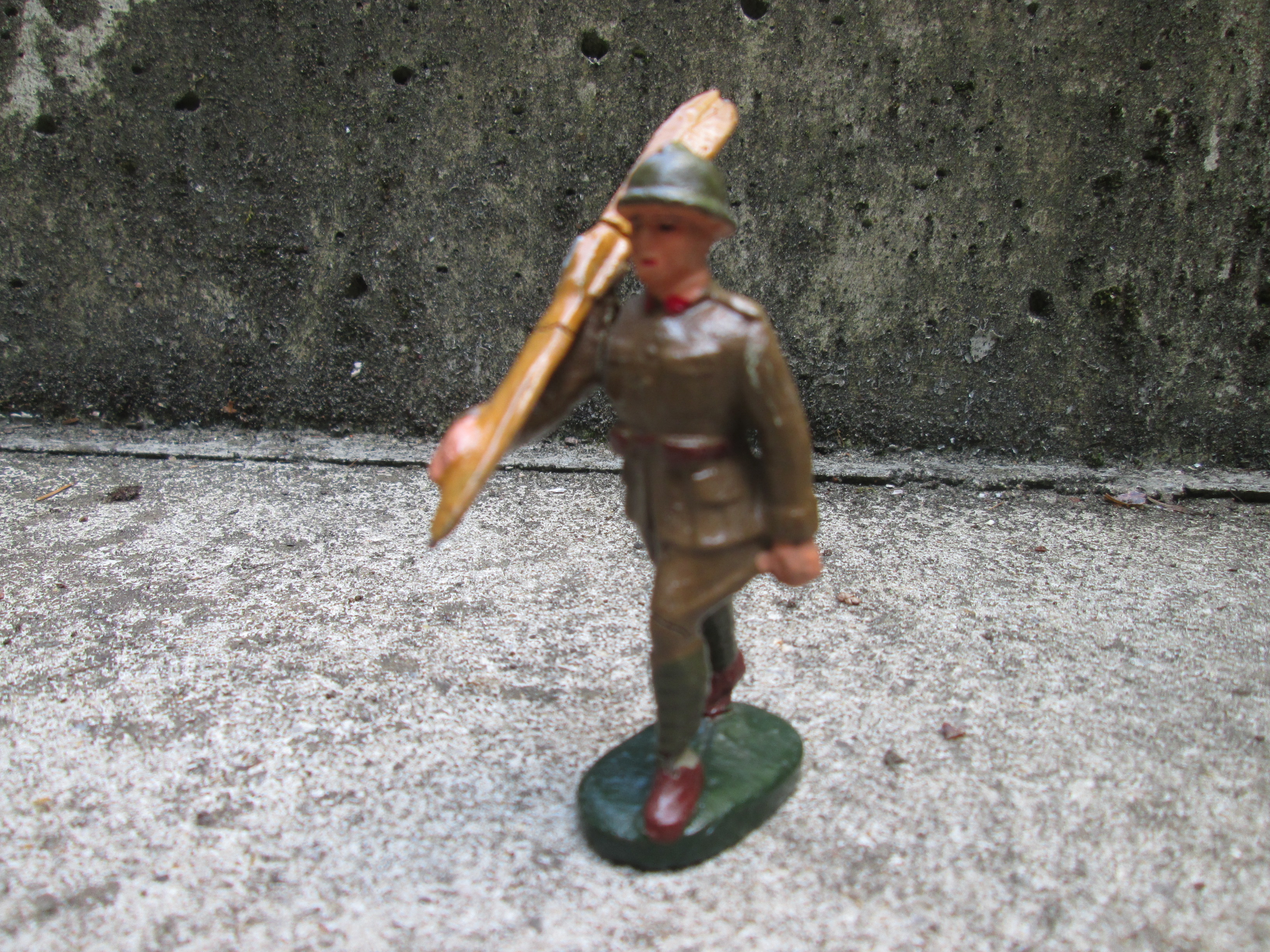 CLAIRON, made in Belgium, Belgium soldier with airplane propellor, moving arm. Belgische soldaat met propellor, bewegende arm. bijzonder stuk.