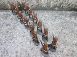 ELASTOLIN 14 Marching Belgium soldiers. 14 marcherende Belgische soldaten in goede staat met lange jas.