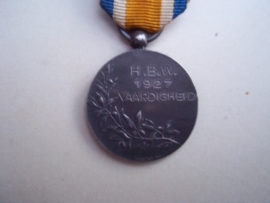 Very rare miniature medal soldier with Maxim MG.Schwarzlozer.Miniatuur medaille van de Haagse Burgerwacht 1927 Vaardigheid. Bijzonder is de afgebeelde Machinegeweer, die de HBW niet had.