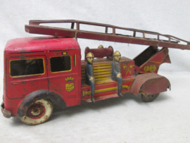 Tin toy fire- truck of the French Fire brigade, (PARIS) not working. Blikken brandweerauto  made in France met op de deur het embleem van de Parijse Brandweer. niet werkend. jaren 40.
