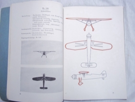 German book for recognizing airplanes NSFK.Duits boek vliegtuig herkenning 1943 156 pagina`s. tientallen vliegtuigen afgebeeld