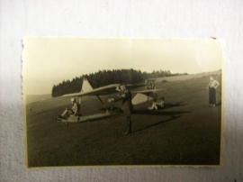 Photo Hitler Jugend NSFK. Foto Hitlerjugend man op de Knobbel Segelflieger zeer apart Luftwaffe