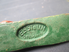 Elastolin Indiaan met bijl.