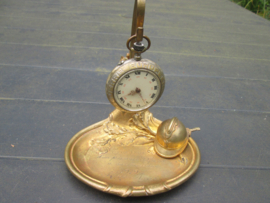 French watch holder standard. Frans Horloge standaard brons vuurverguld met Franse miniatuur helm en bajonet gegraveerd met SOUVENIR  d´un prisonnier de Guerre a sa Marraine 1919 Alfred- Anna. Krijgsgevangen herinnering. TOP stuk.