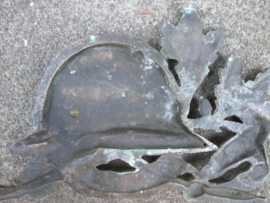 French memorial plaque UNC, with helmet. Frans bronzen herinneringsplaat van de UNC, afgebeeld de Franse helm Model 1915 met infanterie embleem, mooi decoratief stuk.
