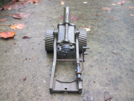 Metal gun. Metalen kanon British made, met laad en richt mechaniek zeer bijzonder