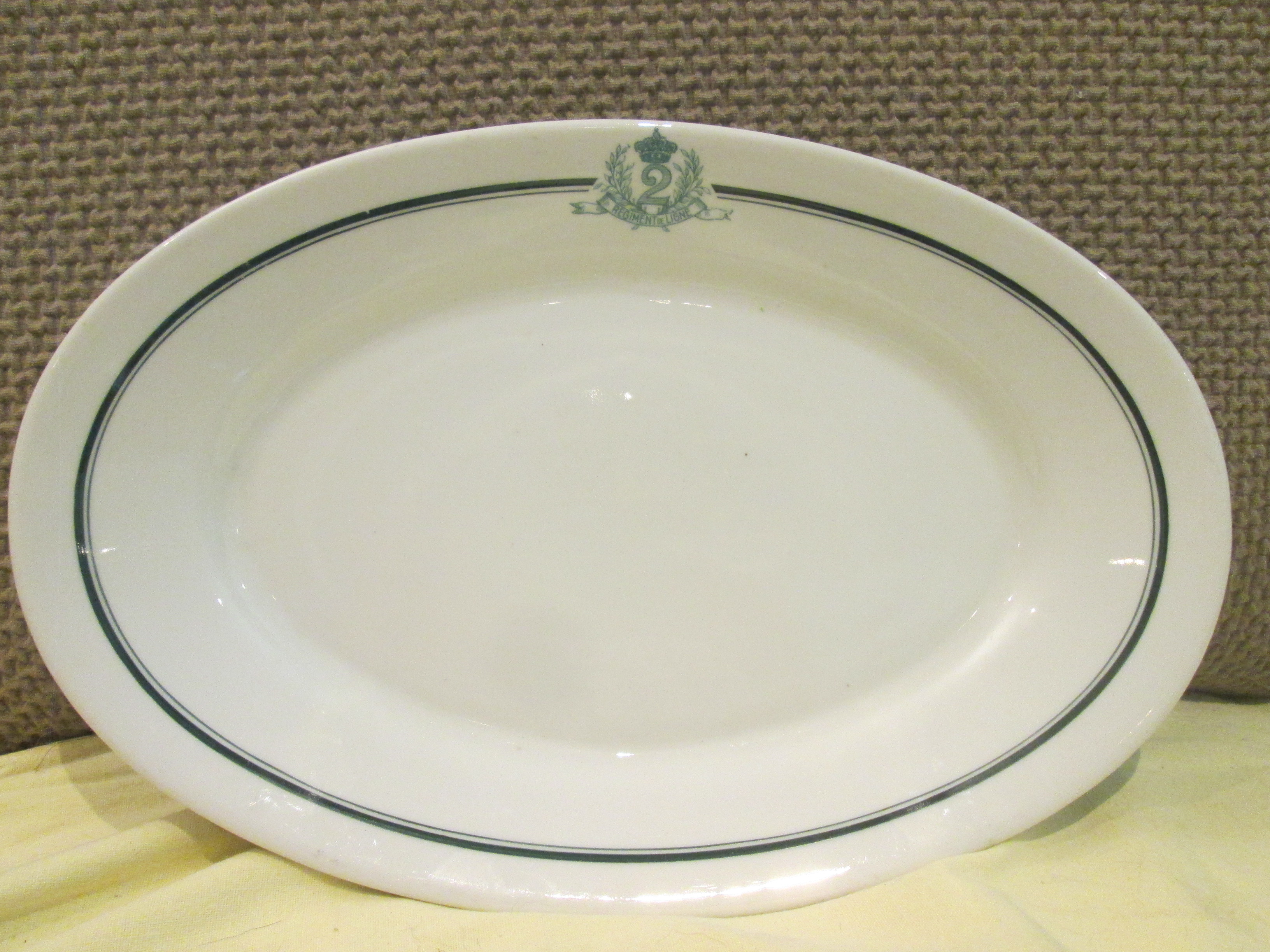 Belgium saucer officers mess. belgische schaal met regiments embleem voor WO2 