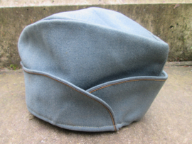 Dutch officers overseas cap with gold piping. Nederlands kwartiersmuts officier met gouden bies, motvrij. paar vlekjes, mooie satijnen binnenvoering, hoort bij het buitenmodel uniform. leuk stuk.