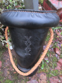 Leather fire department bucket. Leren brandweer blus emmer van de Amsterdamse brandweer met de typische 3 kruizen wapen van Amsterdam., zeldzaam en origineel stuk.