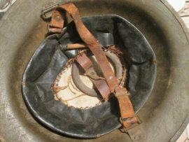 British Brodie steelhelmet MkI. nice with the red ink brodie helmet stamp. Engelse staalhelm voorzien van een donut, dit vanwege het draagcomfort 1917.