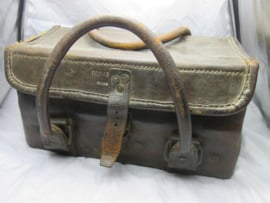 British army heavy tool case nicely marked. Engelse gereedschaps tas, zeer degelijke en zware kwaliteit. met metalen bodem, mooi gemarkeerd.