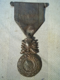 2 bronse French medals for a memorial plate. 2 bronzen Franse medailles van een monument. Croix du Guerre