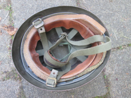Belgium post war paratrooper helmet of the 50-60. Belgische parahelm naar Engels model met canvas riemen gebruikt in de Congo en bij het ballonspringen, goed voor reenactment.