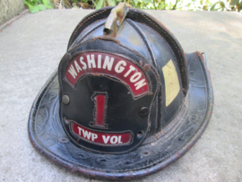 USA leather firebrigade helmet in used condition. Amerikaanse leren brandweerhelm, relique, hij is zo uit de strijd gekomen, achterkant gescheurd, zeer bijzonder en geleefde helm die wat gezien heeft TOP-stuk in dit genre.