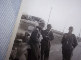 Foto, Duitse soldaten bij stafauto, met auto vaandel Wehrmacht.