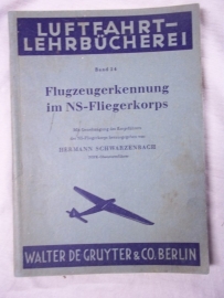 German book for recognizing airplanes NSFK.Duits boek vliegtuig herkenning 1943 156 pagina`s. tientallen vliegtuigen afgebeeld