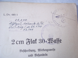 Boek 2 cm.FLAK 30= Waffe. met vele uitklapvellen, november 1937. boek is in een gelezen conditie, boek is compleet.