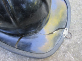 USA firebrigade helmet, used condition damaged . Amerikaanse brandweerhelm gebruikte staat met scheur aan de achterkant, niet hinderlijk, maar toch. leuke typische brandweerhelm. op naam.