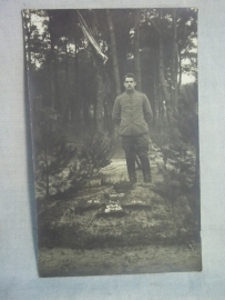 2 Photos German Husars and a fieldgrave. 2 Foto's Duitse huzaren bij een veldgraf van gevallen kameraad.