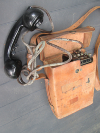 US-Army fieldtelephone in  a leather case, nicely marked US- Army Signal Corps, US veldtelefoon in leren tas in een mint staat, geheel compleet bijzonder stuk.