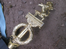 Belgische oudstrijders verenigings vlag van Anderlecht zeer goede staat compleet met metalen leeuw en bamboevlaggenstok.