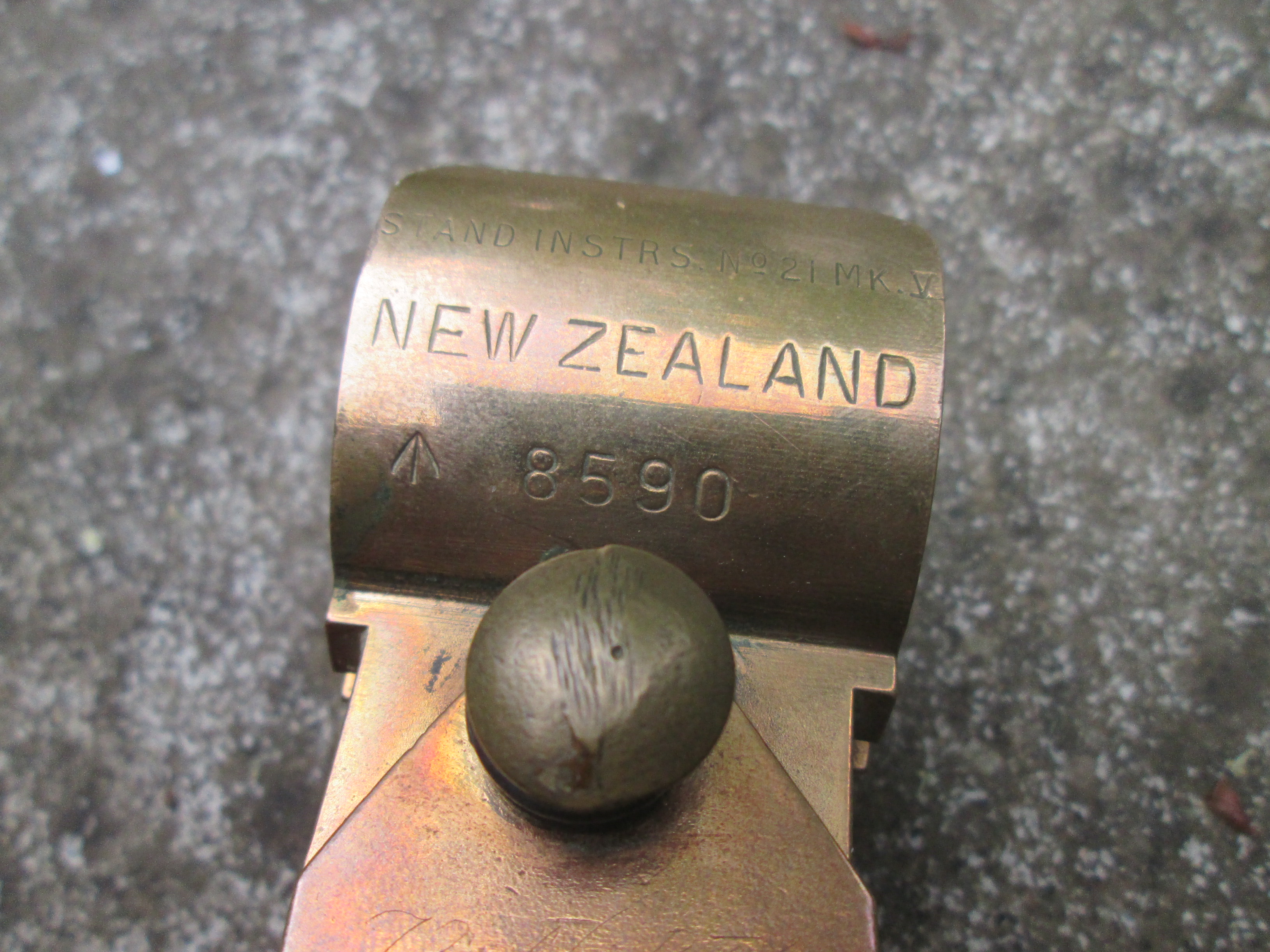 British binocular on tripod. binocular is dated 1917 tripod is dated 1942 and made in new Sealand. Engelse uitschuifbare kijker op driepoot alles mooi gemarkeerd en gedateerd TOP stuk in deze staat optisch goed.